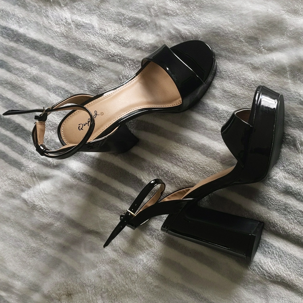 NWOT Qupid patent leather heels size 6